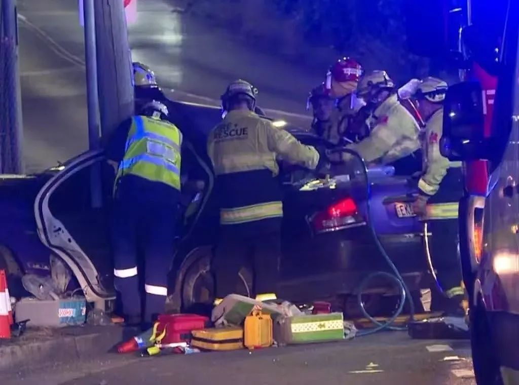 悲剧！悉尼警方飞车追逐酿惨剧，轿车失控猛撞电线杆，车内2人重伤送医！当局启动重大事件调查（组图） - 3