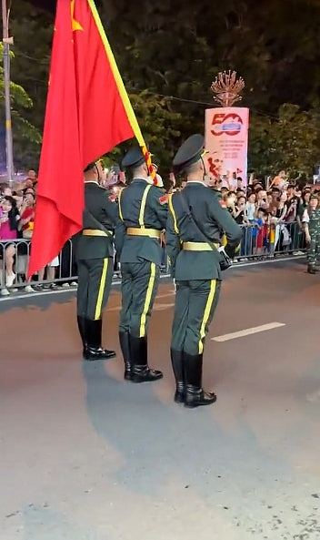 解放军仪仗队现身胡志明市，越南迷妹狂飙中文：老公好帅（视频/组图） - 2