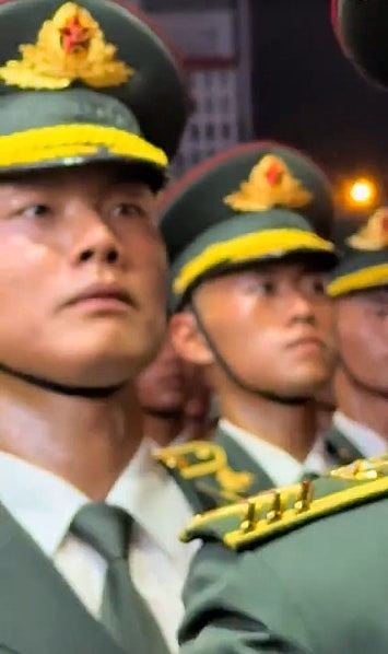 解放军仪仗队现身胡志明市，越南迷妹狂飙中文：老公好帅（视频/组图） - 5