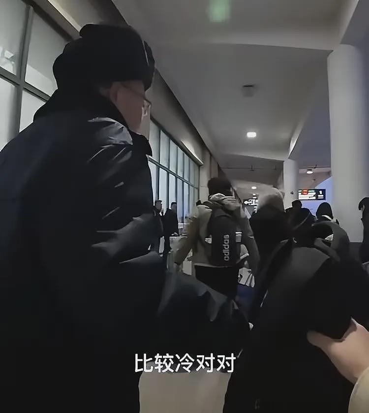 被挂上热搜的“西安美院举牌女生”，撕开了当下社会最病态的现象（组图） - 29