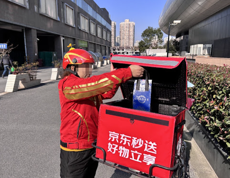 太狠了!刘强东送外卖监控曝光,腕表太壕引热议?他这一送,直击要害…(组图) - 11
