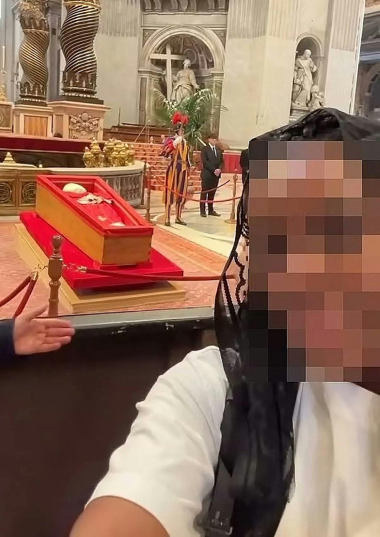 教宗方济各离世，公众瞻仰变打卡热点！游客遗体前微笑自拍惹公愤（组图） - 1