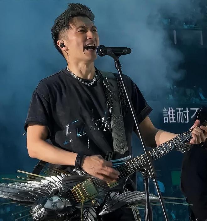 冲上热搜！谢霆锋演唱会半个娱乐圈来了，对着王菲唱定情曲，女方激动捧场（视频/组图） - 1