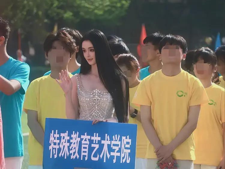 被挂上热搜的“西安美院举牌女生”，撕开了当下社会最病态的现象（组图） - 3