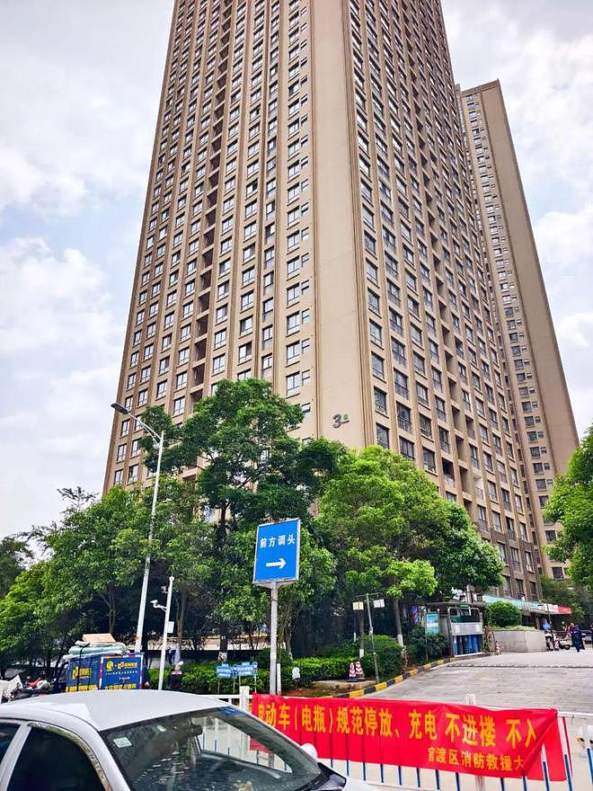 小区电梯突然从40楼降到负4楼,亲历者:腿像灌了铅一样(组图) - 1