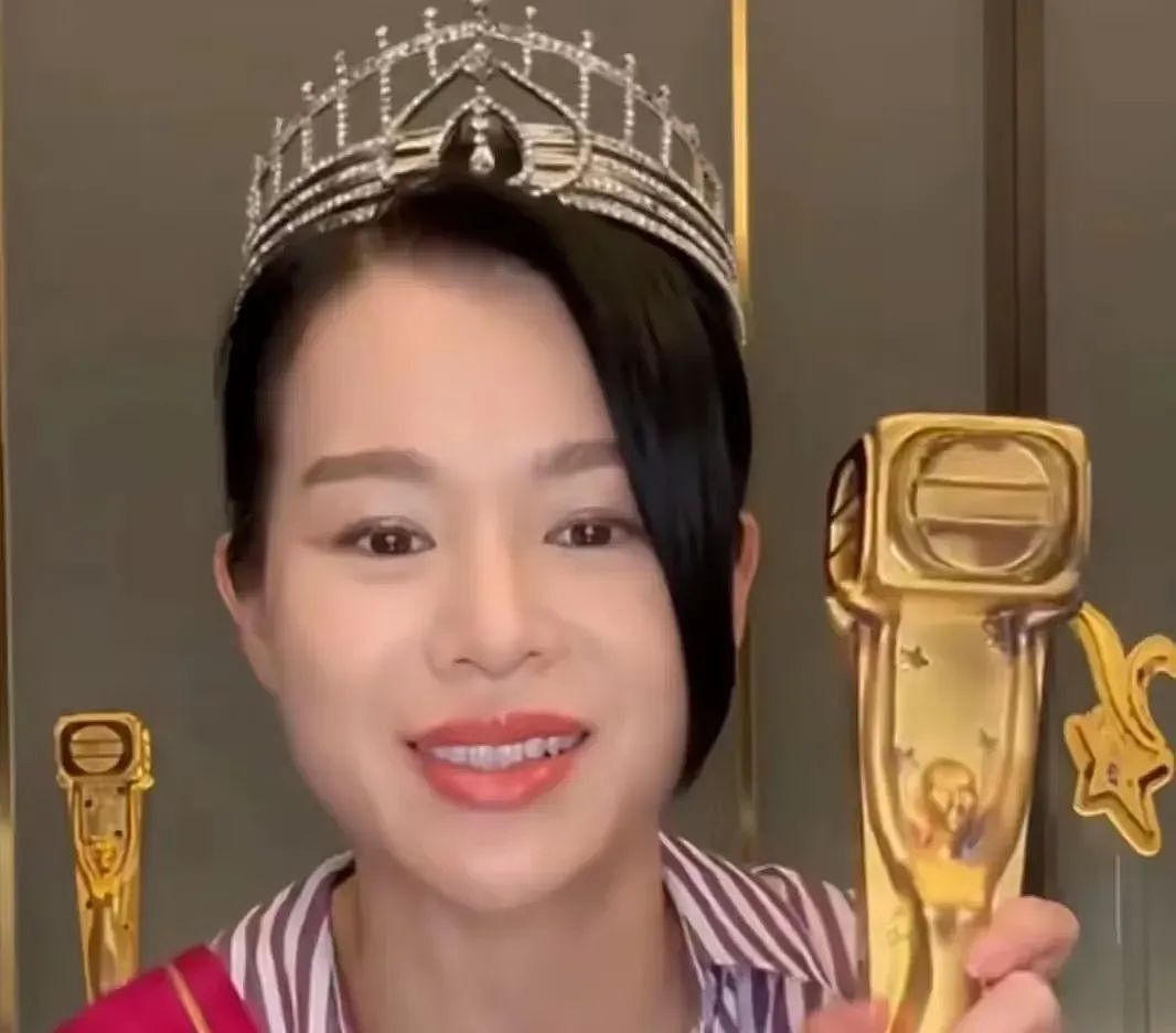 从“最丑港姐“到三料视后！胡杏儿重戴后冠惊艳亮相，凭内地剧大火（组图） - 4
