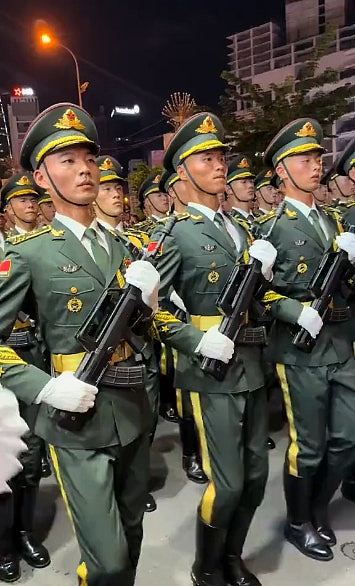 解放军仪仗队现身胡志明市，越南迷妹狂飙中文：老公好帅（视频/组图） - 1
