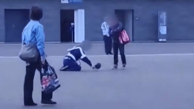 日本世博会丑态百出：中国馆错别字、大妈中暑身亡、保安当众下跪（组图） - 3