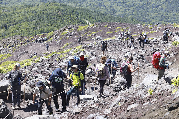 澳网友称4至6月人少又神秘！抖音疯传富士山封山季攻略，中国男子违法攻顶，高山症发作求援（组图） - 2