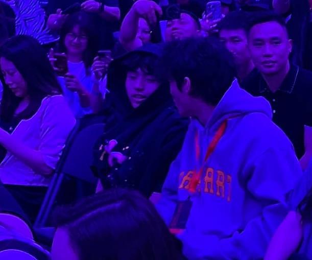 谢霆锋儿子现身演唱会,Lucas主动打招呼,兄弟俩的笑容很温馨(组图) - 2