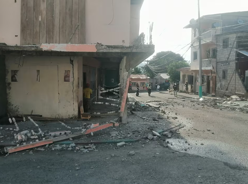 6.3级强震!房屋瞬间成废墟,居民狂奔!火山狂震66次,30万人迎战灾难(组图) - 1