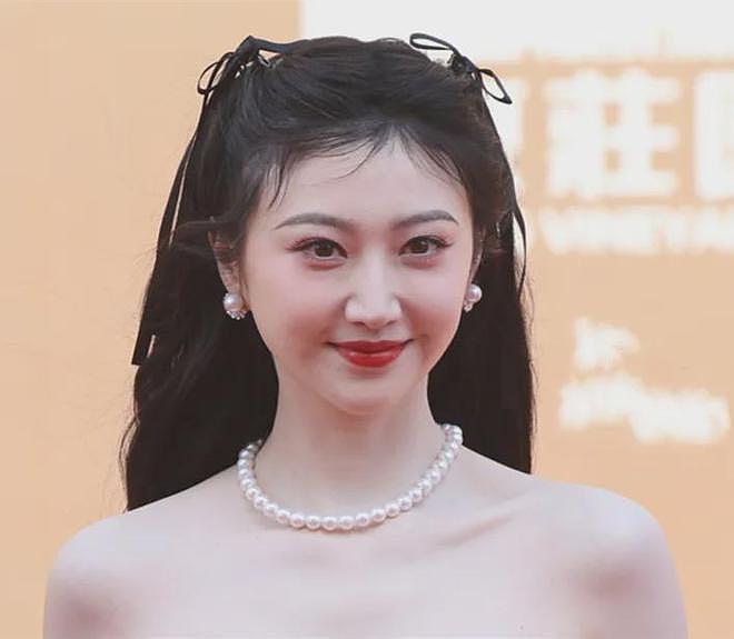 华表奖红毯生图来了！章子怡紧绷关晓彤秀长腿，大批女星面部僵硬（组图） - 14