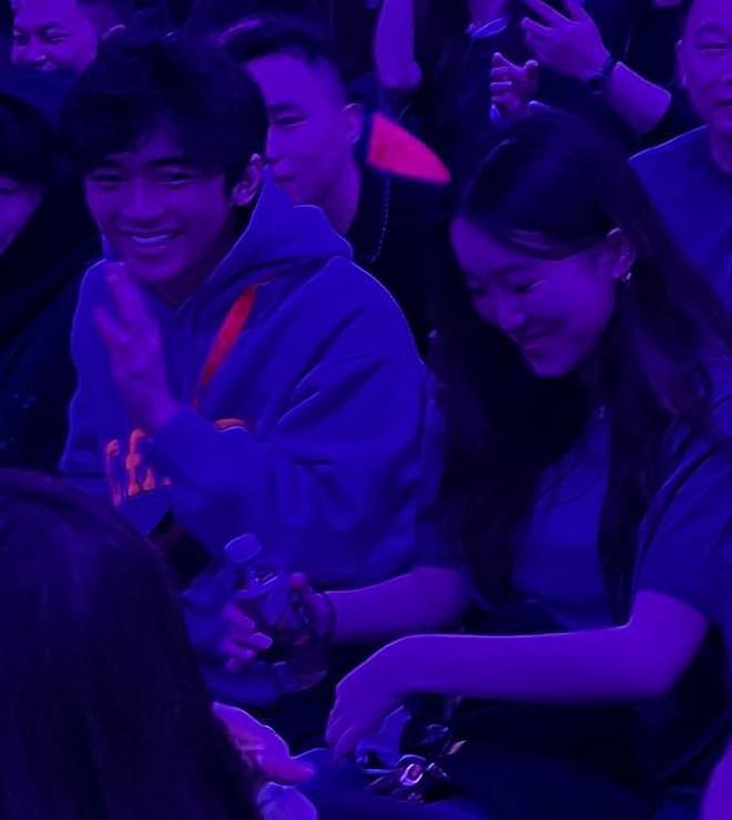 谢霆锋儿子现身演唱会,Lucas主动打招呼,兄弟俩的笑容很温馨(组图) - 10