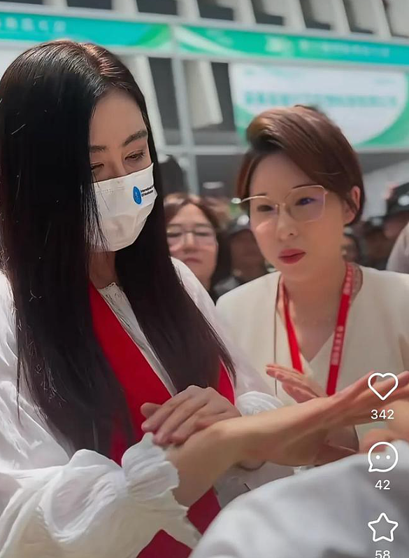58岁王祖贤现身上海,生图曝光!万元爱马仕搭配新中式,现场瞬间沸腾(组图) - 10