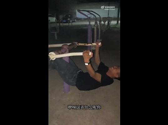 【爆笑】男明星公开露裤衩子给大家看?很担心会被封杀,但看到是他们之后:这是暴露狂进娱乐圈了吧...(组图) - 19
