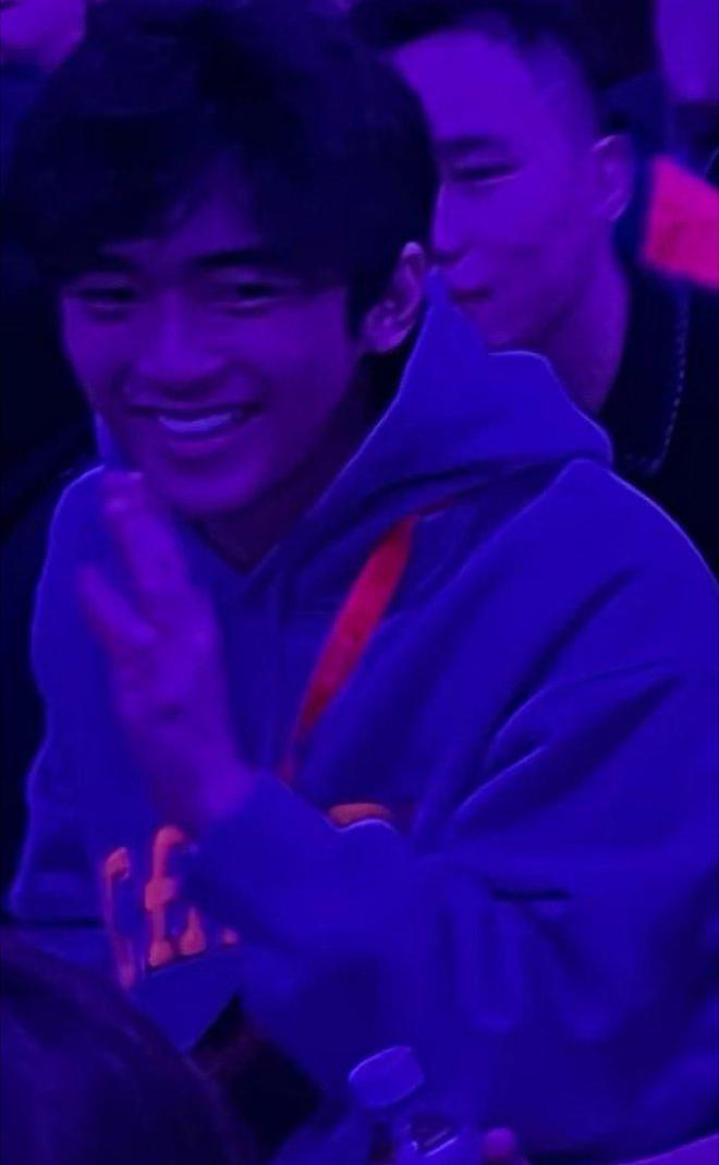 谢霆锋儿子现身演唱会,Lucas主动打招呼,兄弟俩的笑容很温馨(组图) - 5