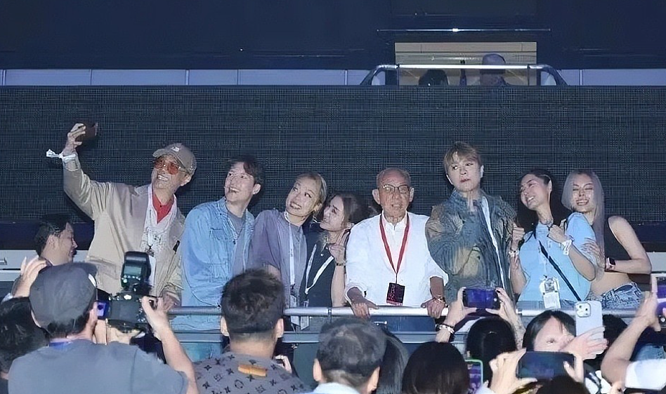 高燃!谢霆锋开演唱会,半个娱乐圈都来了!对着王菲唱定情曲,女方激动捧场(组图) - 2