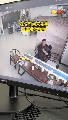 【爆笑】男明星公开露裤衩子给大家看?很担心会被封杀,但看到是他们之后:这是暴露狂进娱乐圈了吧...(组图) - 13