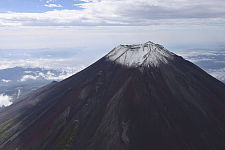 澳网友称4至6月人少又神秘！抖音疯传富士山封山季攻略，中国男子违法攻顶，高山症发作求援（组图）