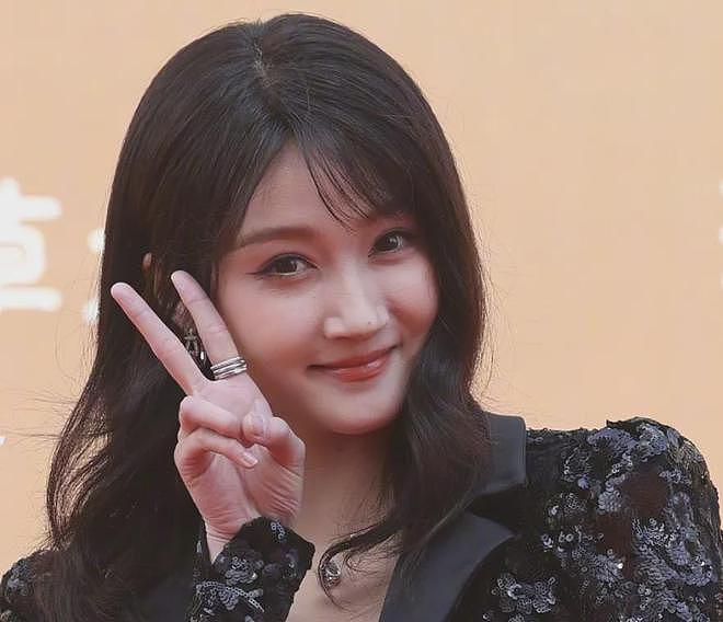 华表奖红毯生图来了！章子怡紧绷关晓彤秀长腿，大批女星面部僵硬（组图） - 1