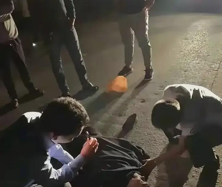 江西理工学生遭留学生群殴,夺手机锁喉踹肚子!网友批“崇洋媚外”(视频/组图) - 2