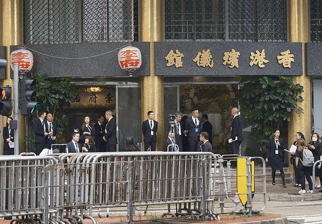 李兆基设灵:徐子淇为公公守孝,李嘉诚儿子露面,郭晶晶夫妇现身(组图) - 2