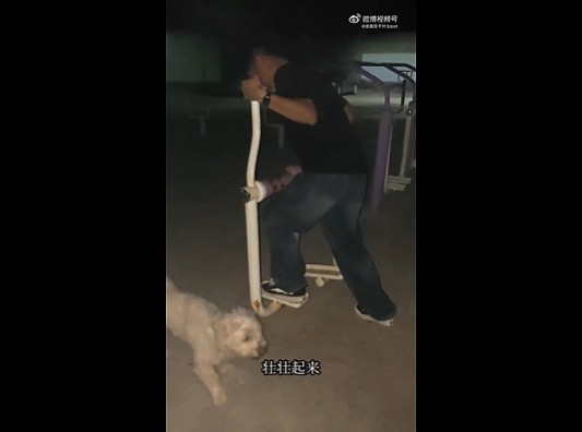 【爆笑】男明星公开露裤衩子给大家看?很担心会被封杀,但看到是他们之后:这是暴露狂进娱乐圈了吧...(组图) - 17