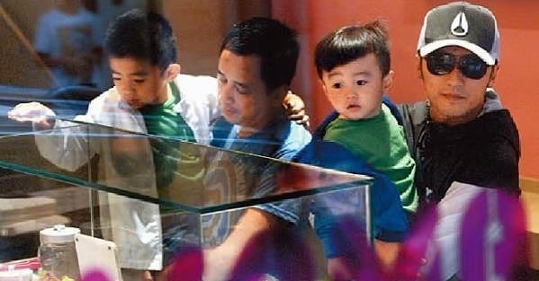 谢霆锋儿子现身演唱会,Lucas主动打招呼,兄弟俩的笑容很温馨(组图) - 7