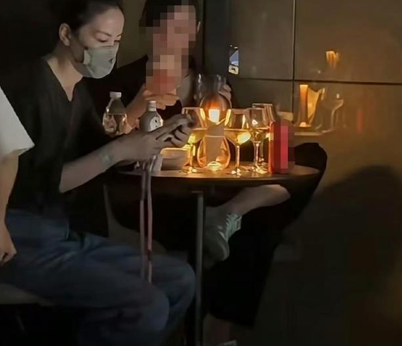高燃!谢霆锋开演唱会,半个娱乐圈都来了!对着王菲唱定情曲,女方激动捧场(组图) - 5