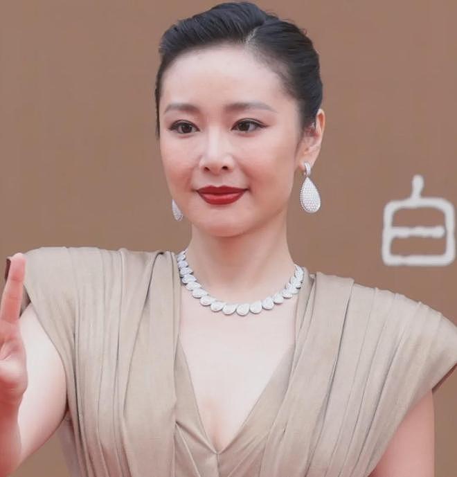 华表奖红毯生图来了！章子怡紧绷关晓彤秀长腿，大批女星面部僵硬（组图） - 13