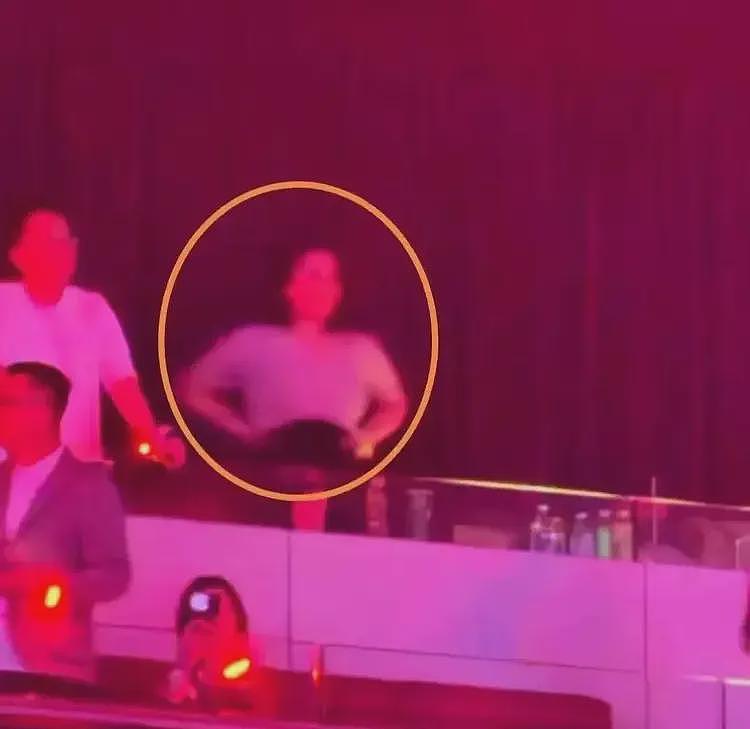 谢霆锋演唱会跟王菲太甜,惹来不满,网友:满脑子是张柏芝和孩子(组图) - 2