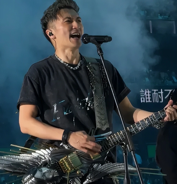 高燃!谢霆锋开演唱会,半个娱乐圈都来了!对着王菲唱定情曲,女方激动捧场(组图) - 1