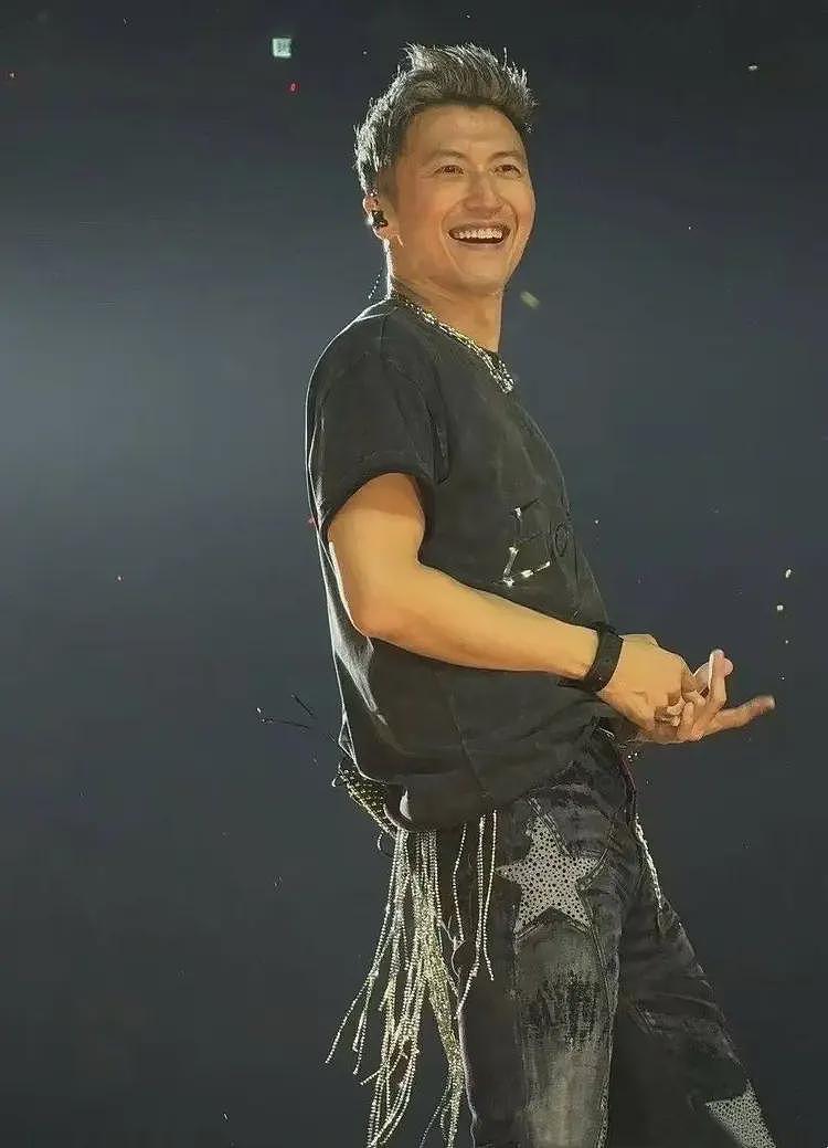 谢霆锋演唱会跟王菲太甜,惹来不满,网友:满脑子是张柏芝和孩子(组图) - 1