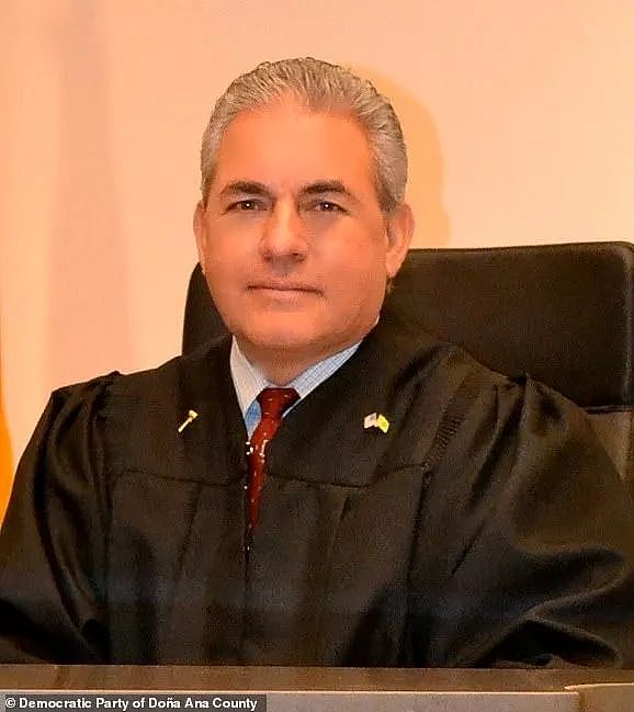 全美哗然！FBI逮捕两名法官，一个协助非法移民逃跑，一个窝藏非法移民黑帮成员（组图） - 3