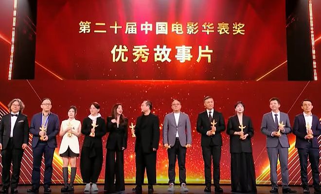华表奖台下精彩瞬间!张译获奖沈腾激动,王一博失奖念叨被抓拍(组图) - 22