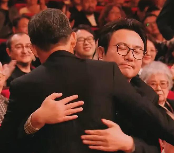华表奖台下精彩瞬间!张译获奖沈腾激动,王一博失奖念叨被抓拍(组图) - 7