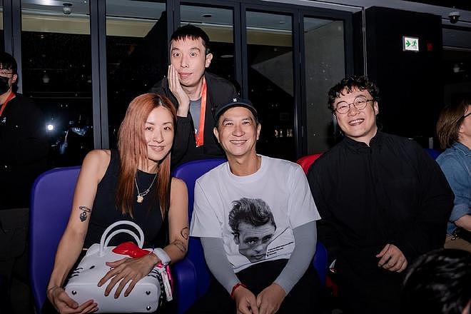 何超琼观看谢霆锋演唱会,前夫许晋亨也在,55岁李嘉欣被人搀扶(组图) - 3