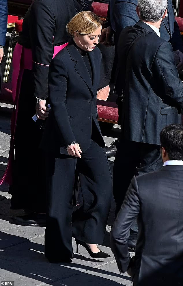 法国修女跨越禁忌与教皇生死泪别！金发小丽姐葬礼拒戴面纱，众女领导人集体叛逆？（组图） - 6