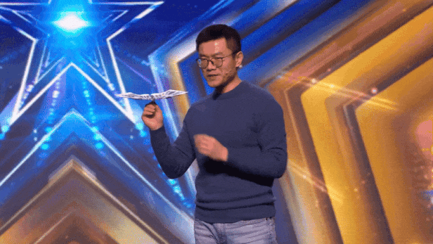 “我要把纸飞机扔进评委嘴里!”中国小伙登上英国达人秀,冷门才艺看的人又尴又燃(组图) - 7