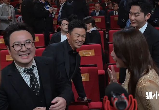 华表奖真实一幕，沈腾越过王宝强和别人打招呼，被吐槽欺负老实人（组图） - 12