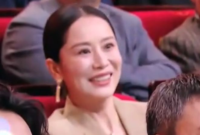 华表奖台下精彩瞬间!张译获奖沈腾激动,王一博失奖念叨被抓拍(组图) - 21
