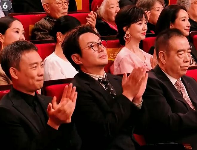 华表奖台下精彩瞬间!张译获奖沈腾激动,王一博失奖念叨被抓拍(组图) - 23