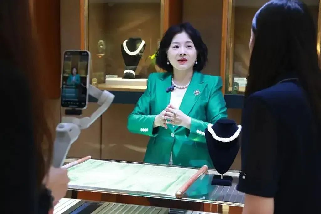 “珍珠女王”白如芳去世,终年55岁!她17岁进京摆摊,25岁给撒切尔夫人编项链成名,曾教会IMF总裁“微信支付”(组图) - 1