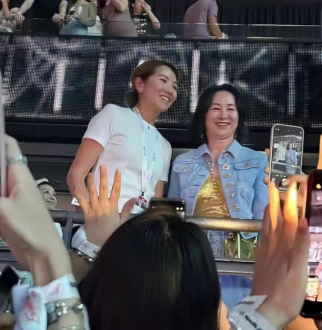 何超琼观看谢霆锋演唱会,前夫许晋亨也在,55岁李嘉欣被人搀扶(组图) - 8