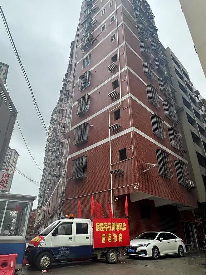 百名住户花30万买房，不到5年变“危房”，被水泥砖石封死（组图） - 1