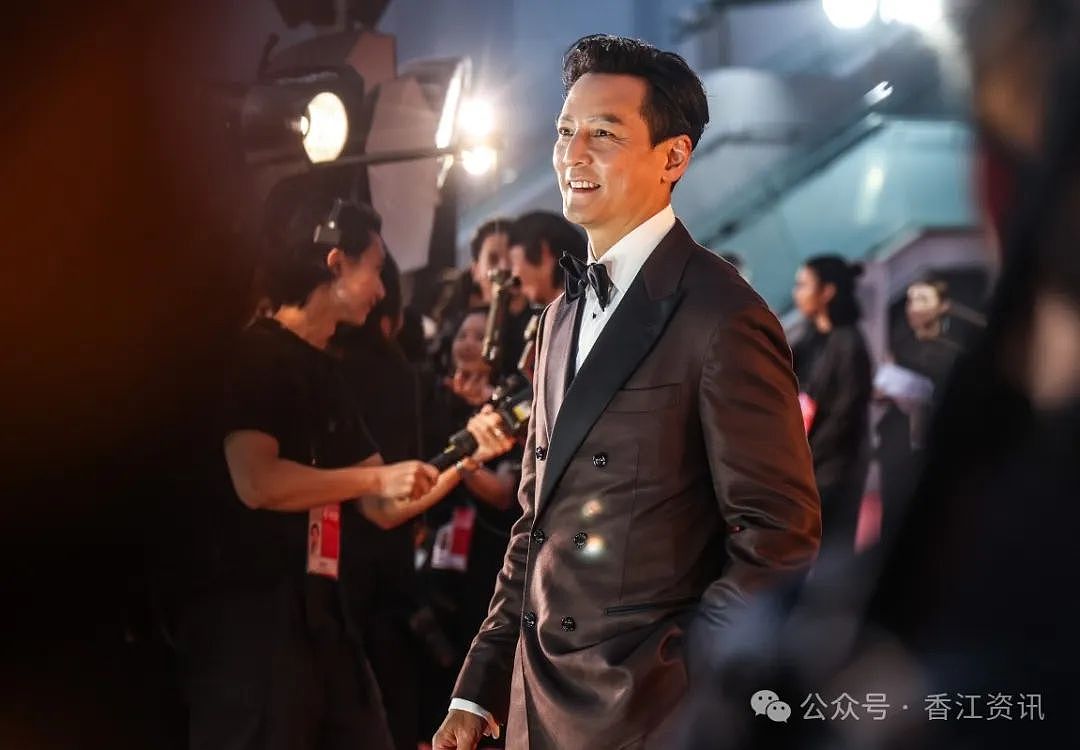 梁朝伟刘嘉玲合体出席香港金像奖，手牵手尽显甜蜜！郭富城、吴彦祖、古天乐纷纷亮相红毯（组图） - 5