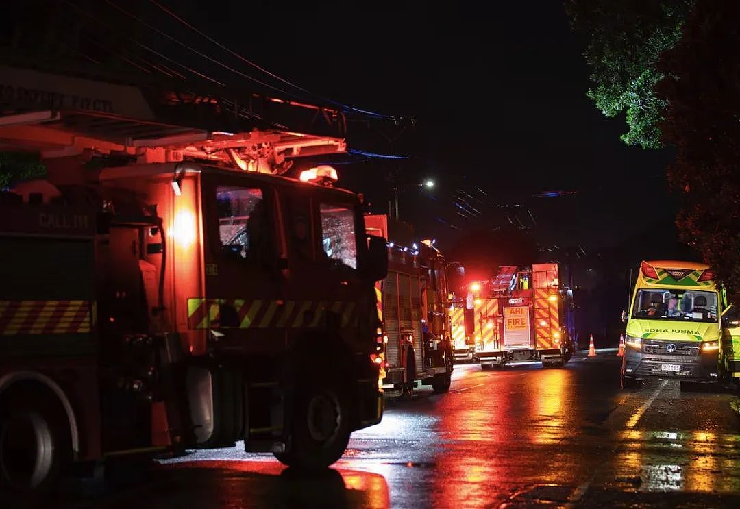 奥克兰深夜起火,殡仪馆被烧毁!4人潜逃!暴雨引发新滑坡,SH1一路段关闭,重开时间未定,别让消费者买单!Visa:停止附加收费 - 2