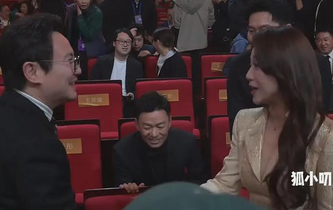华表奖真实一幕，沈腾越过王宝强和别人打招呼，被吐槽欺负老实人（组图） - 3