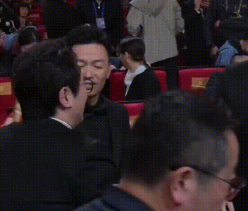 华表奖真实一幕，沈腾越过王宝强和别人打招呼，被吐槽欺负老实人（组图） - 6