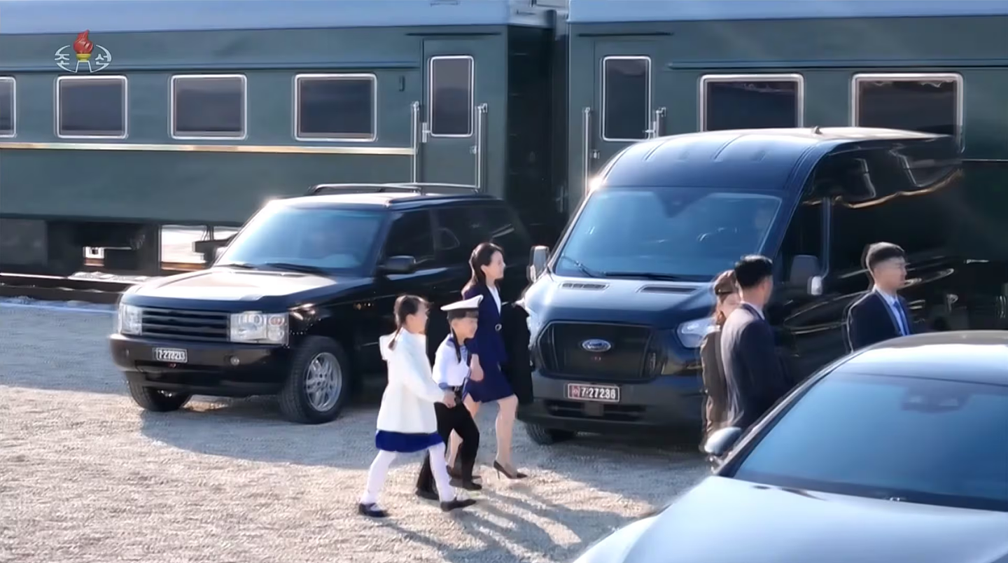金与正年幼儿女疑曝光!女儿“长发清秀”牵弟弟,她讲笑话逗金正恩(组图) - 2